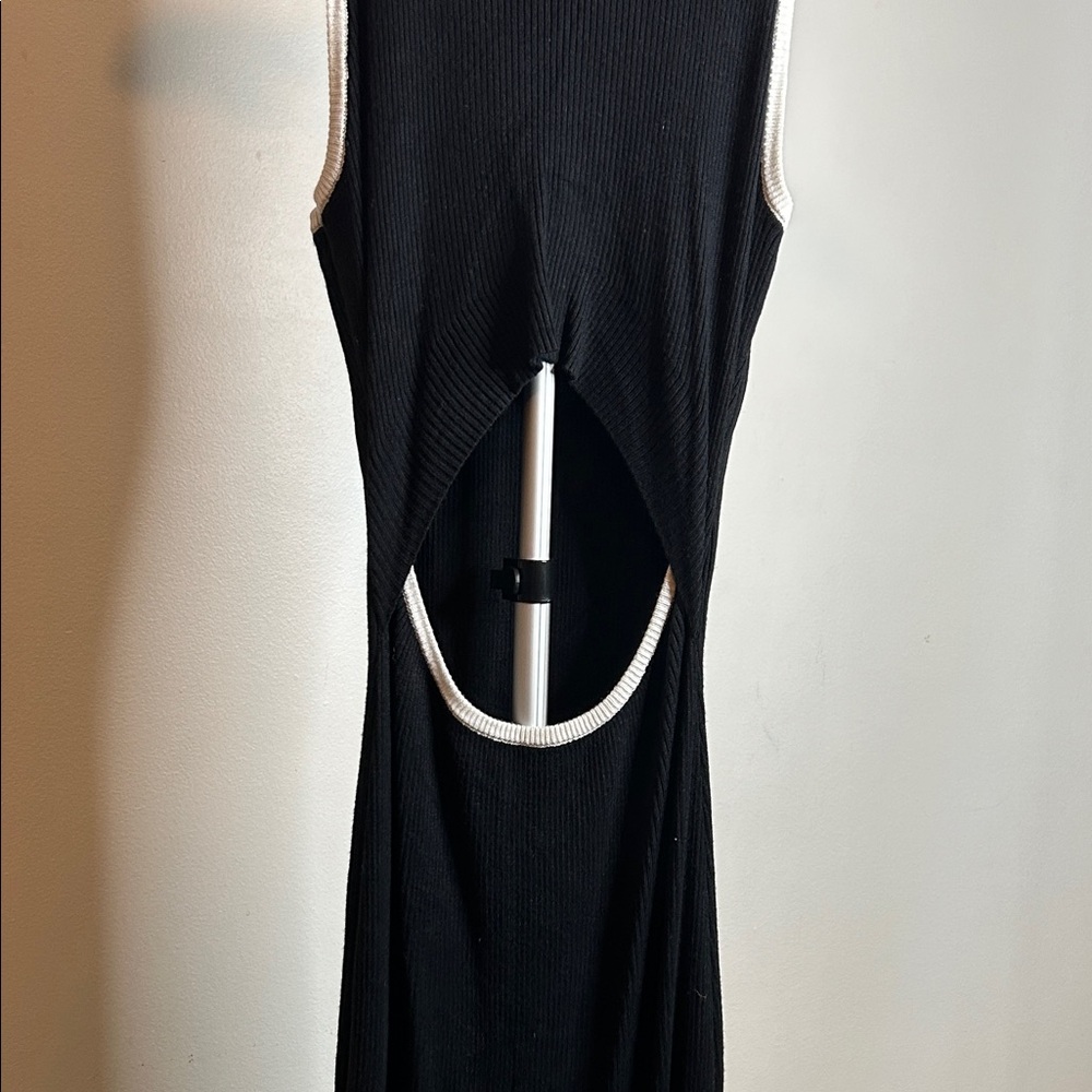 Elegant Black and White open lower back Maxi Dress - Picture 7 of 9